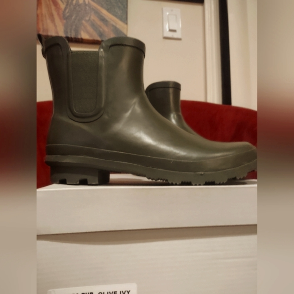 Nordstrom rack women's rubber rain boots size 9/ olive green. NWOT